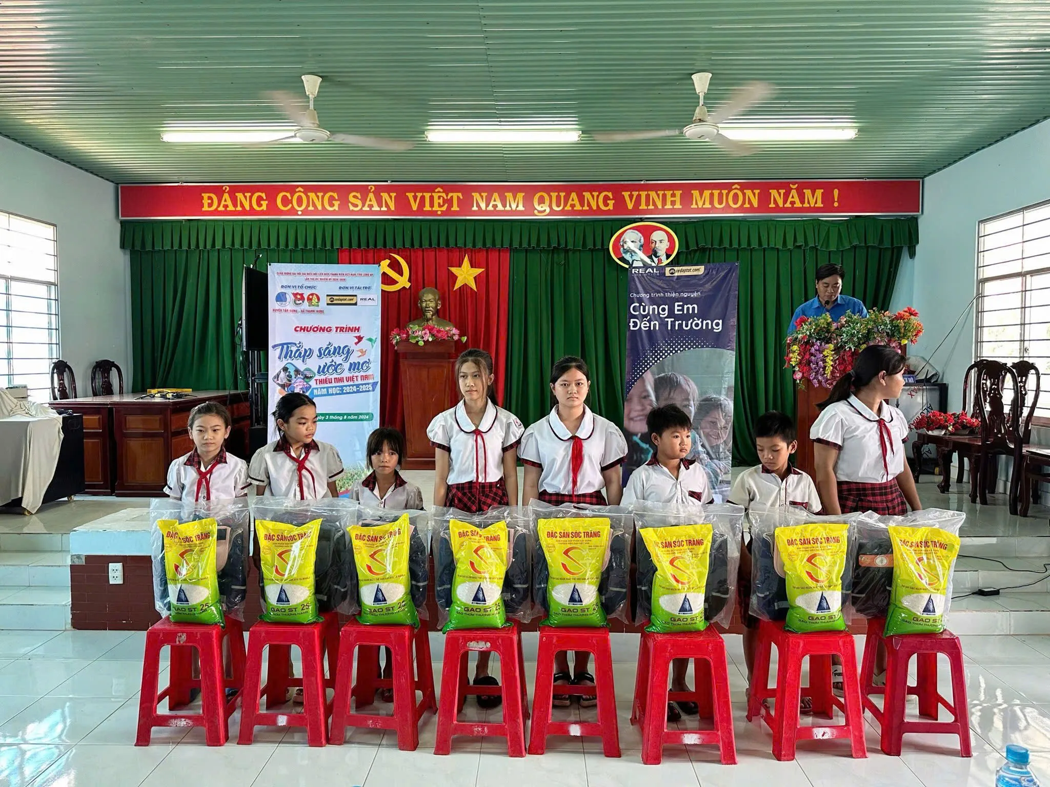 gui-mon-qua-nho-den-cac-em-co-hoan-canh-kho khan.webp